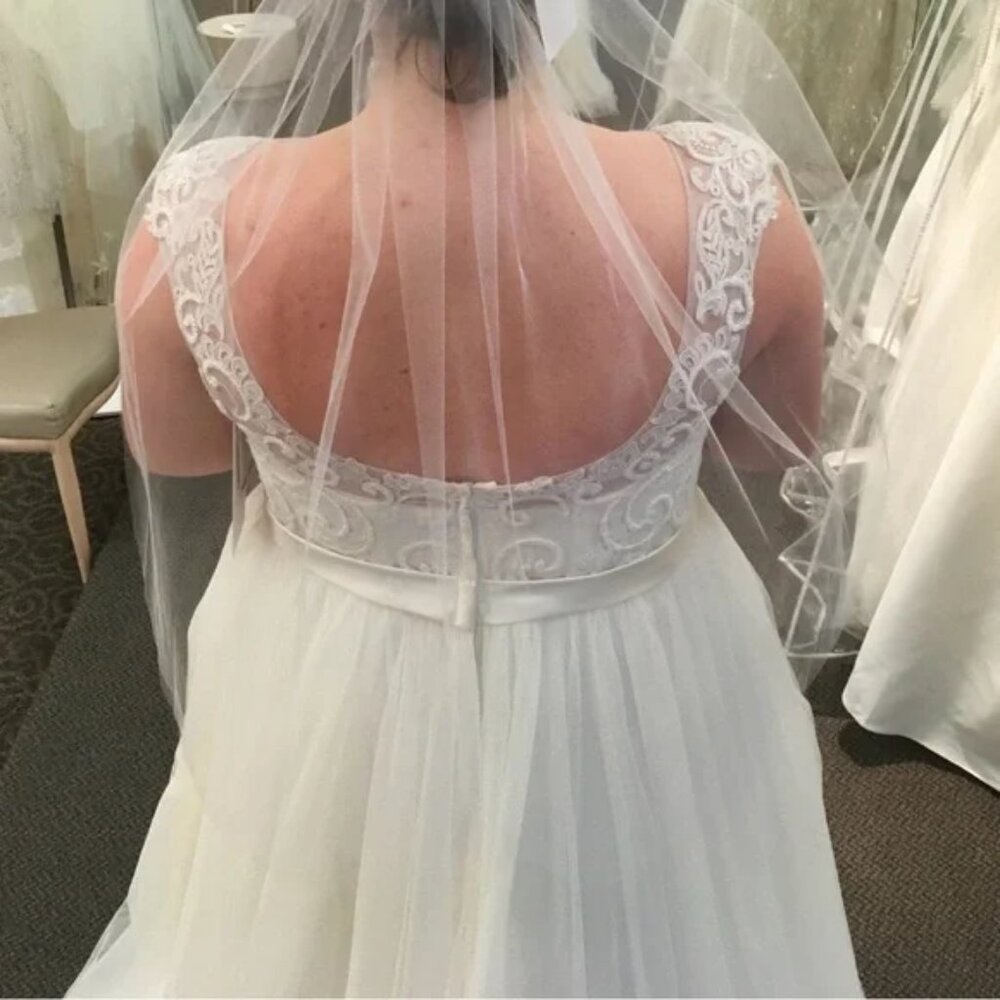 David’s Bridal Tulle and Scroll Lace Cap Sleeve Wedding Dress - Picture 4 of 6